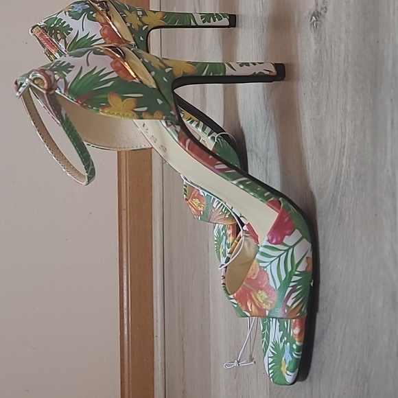 Guess high hills sandals size 8.5 - Picture 3 of 9